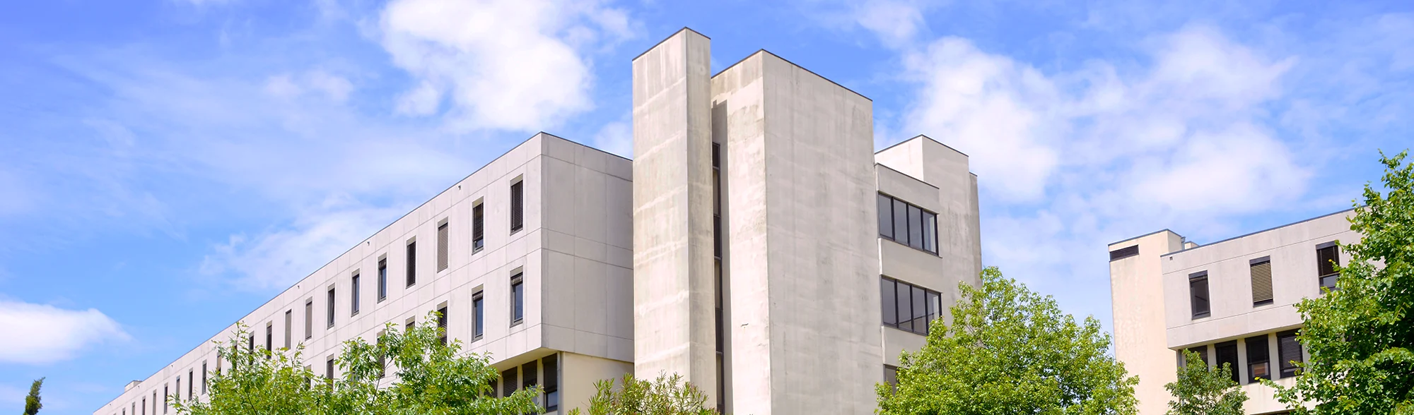 vista exterior de edifício da Faculdade de Ciências da Universidade do Porto