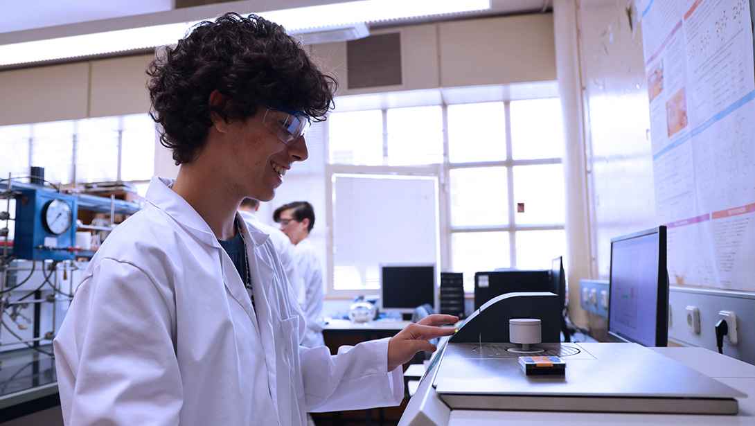 Estudante em laboratório da Faculdade de Ciências da Universidade do Porto