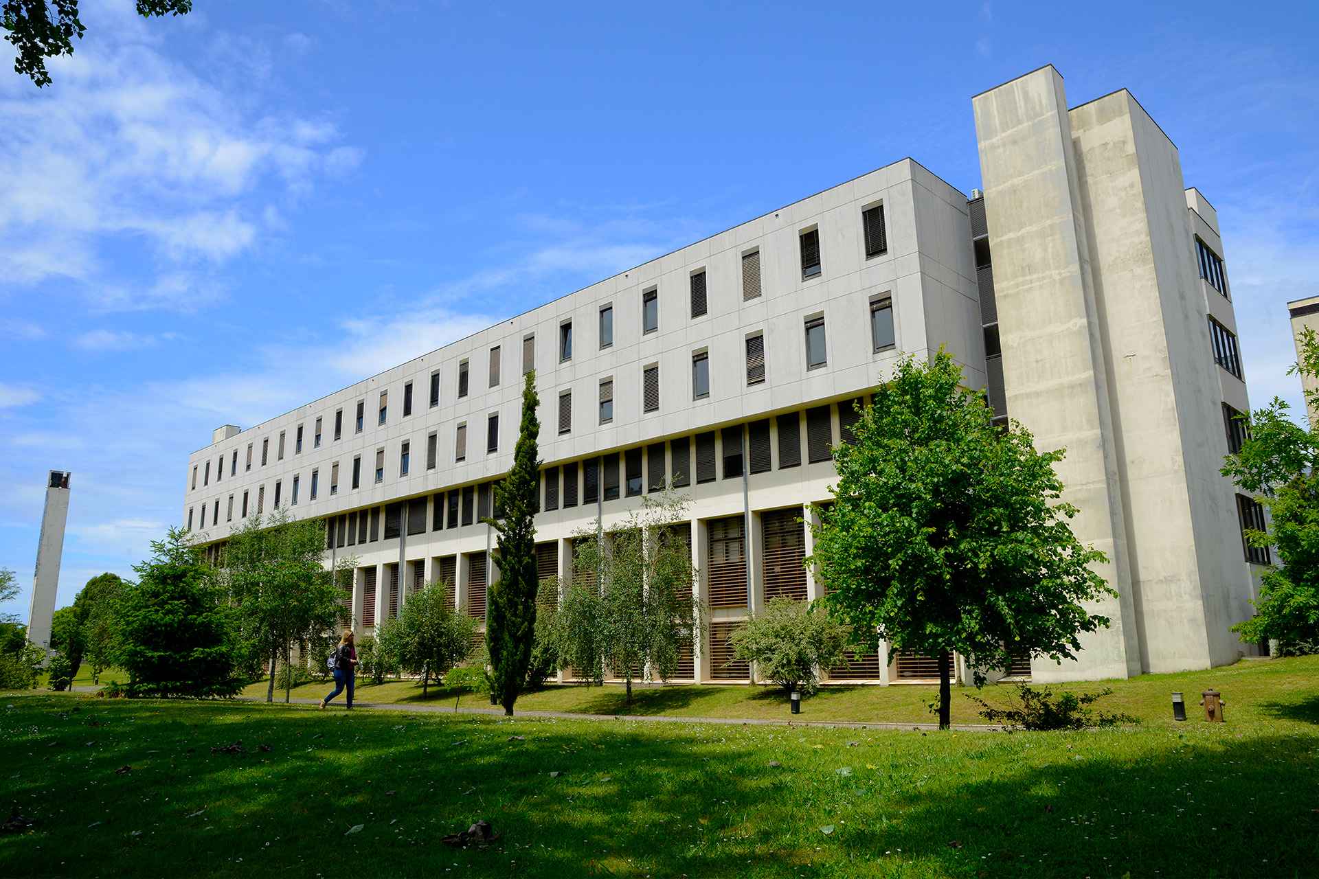 edifício e jardim do Departamento de Química e Bioquímica da Faculdade de Ciências da Universidade do Porto