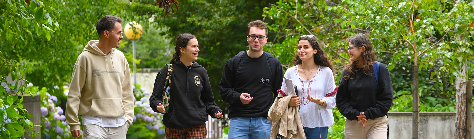 grupo de estudantes a caminhar felizes no campus da Faculdade de Ciências da Universidade do Porto