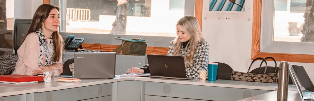 Duas estudantes a trabalhar no computador