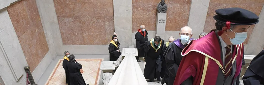 Solemn procession of the University Day on the interior steps of the Rectory