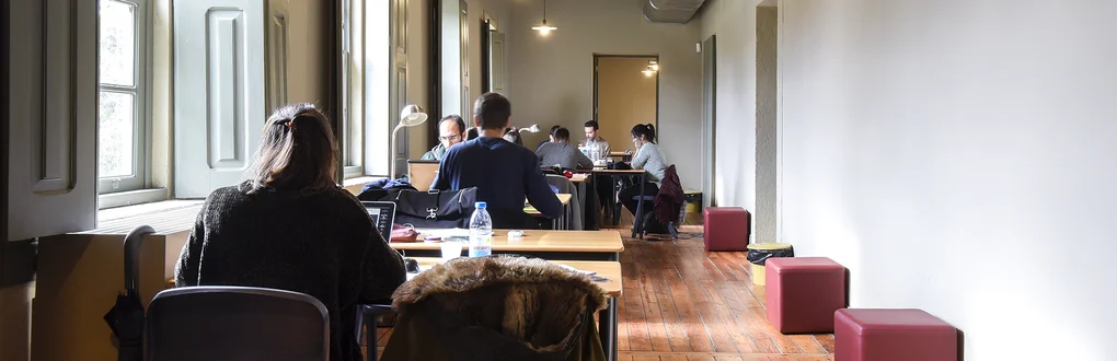 Interior do e-Learning Café Botânico com pessoas a estudar