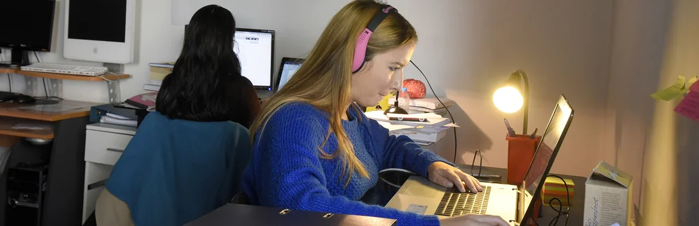Duas estudantes a estudarem ao computador na FPCEUP