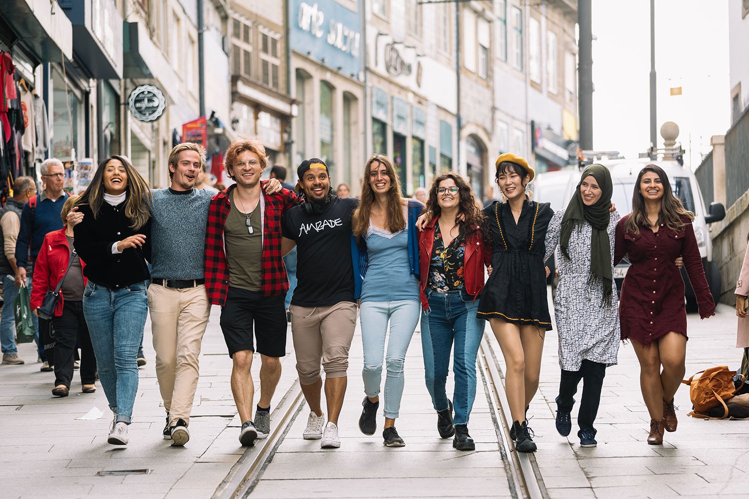 Grupo de estudantes internacionais a percorrerem as ruas do Porto