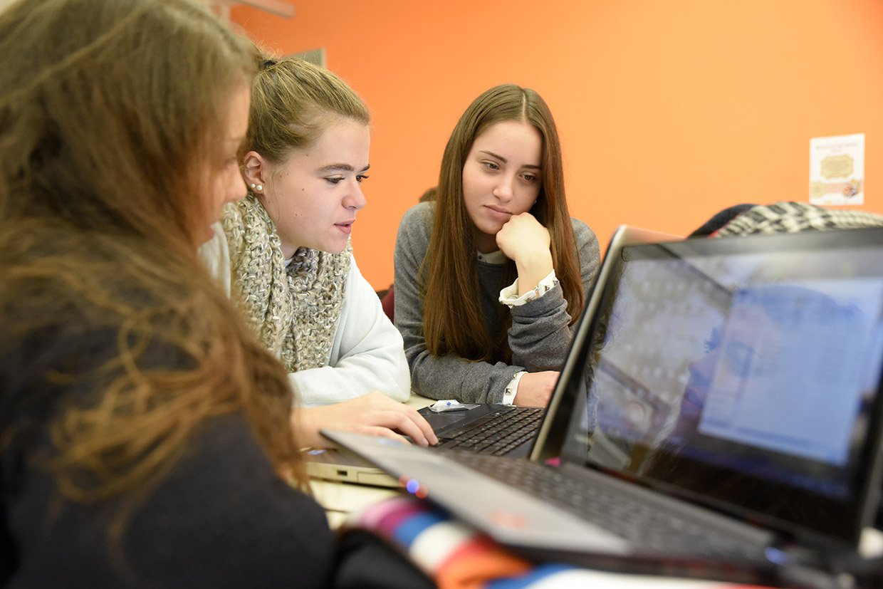 Estudantes da U.Porto ao computador