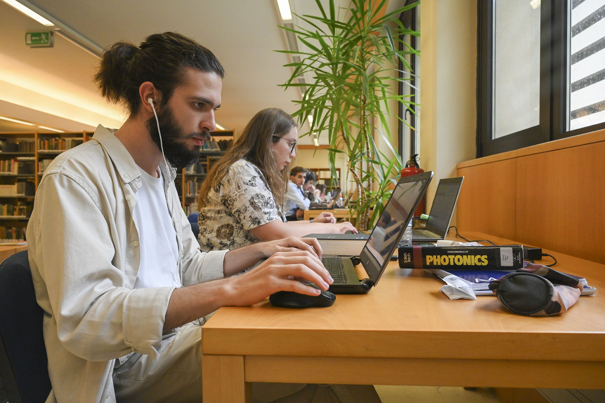Estudantes a estudar na biblioteca da FCUP