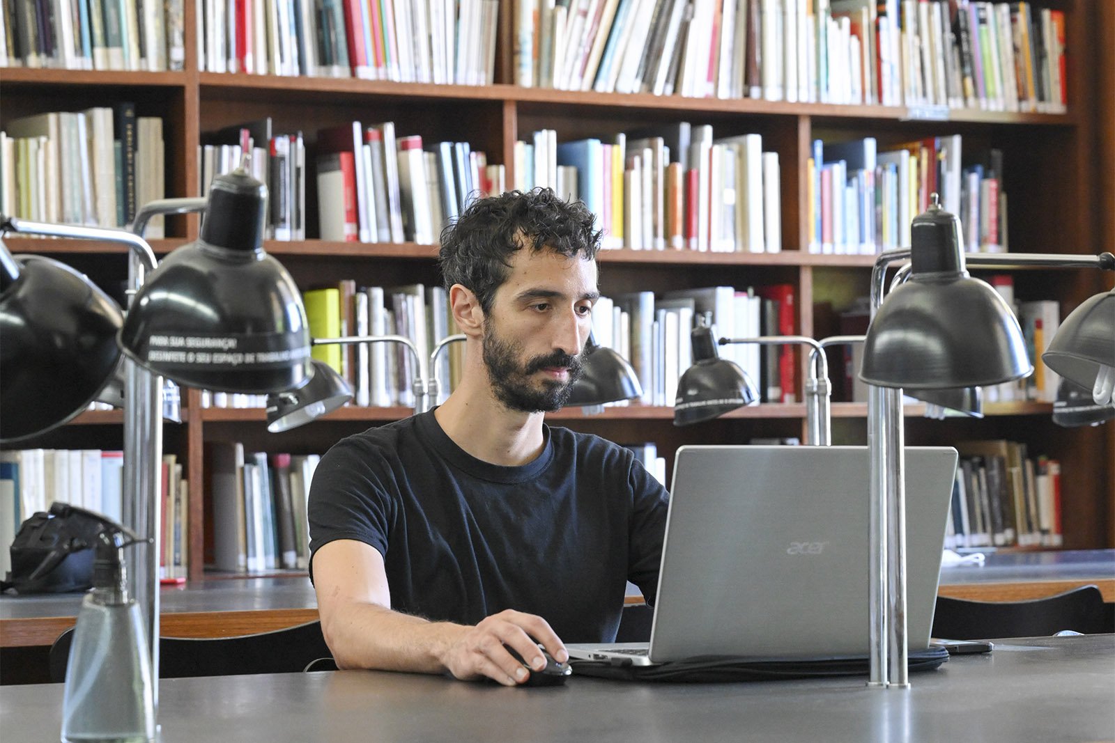 Um estudante a trabalhar na biblioteca da FAUP