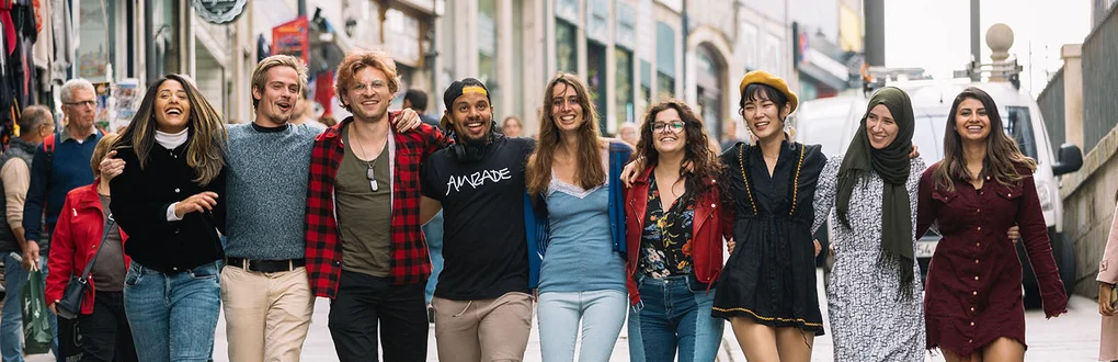 Estudantes internacionais a andarem em grupo nas ruas do Porto