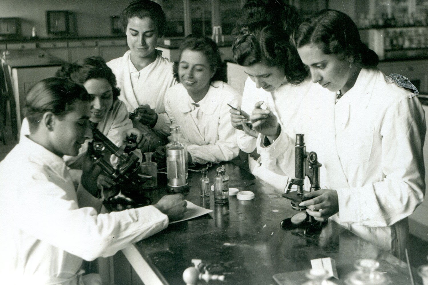 Estudantes da FFUP a fazerem trabalho laboratorial, em meados do século XX