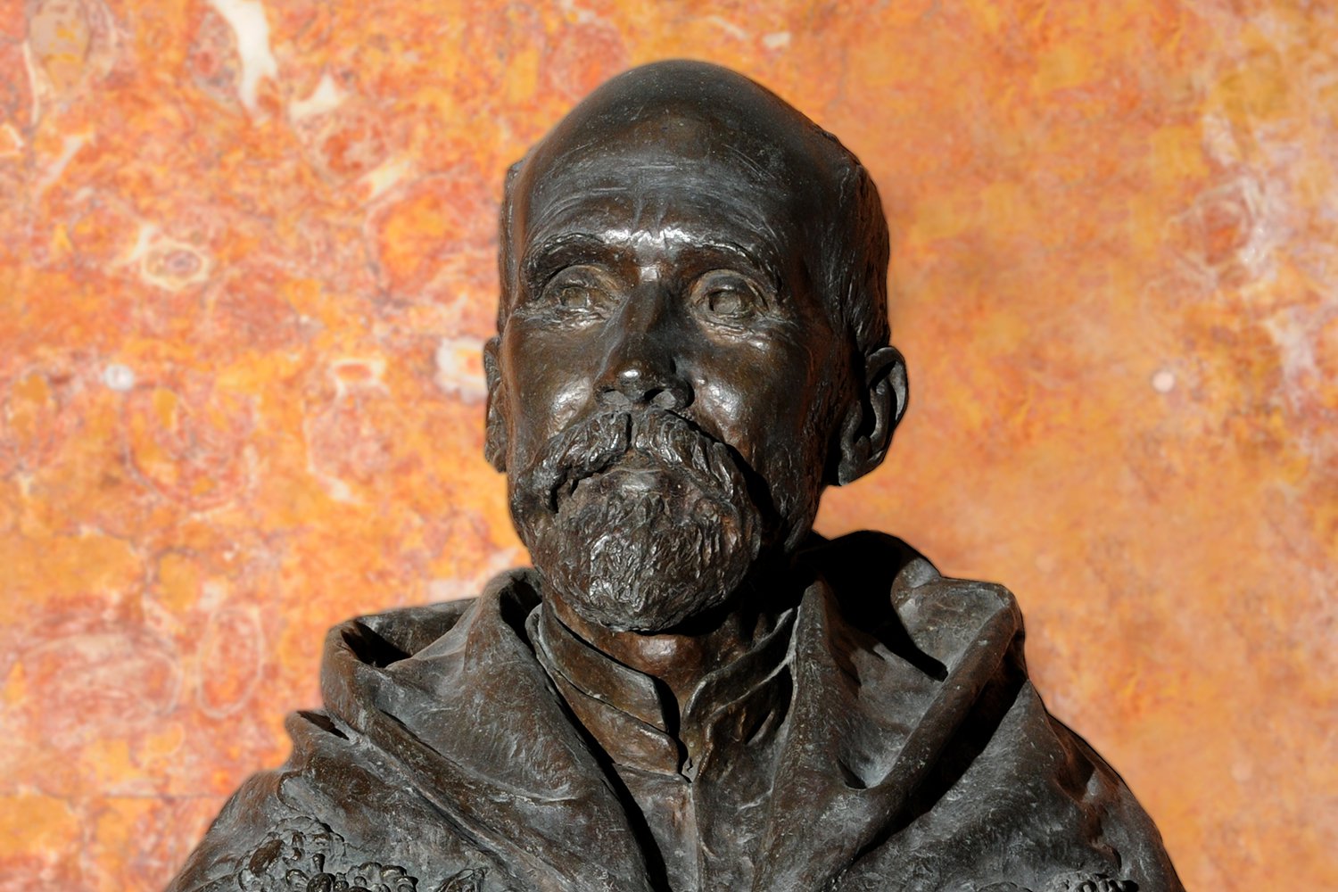 Busto de Gomes Teixeira nas escadarias interiores da Reitoria