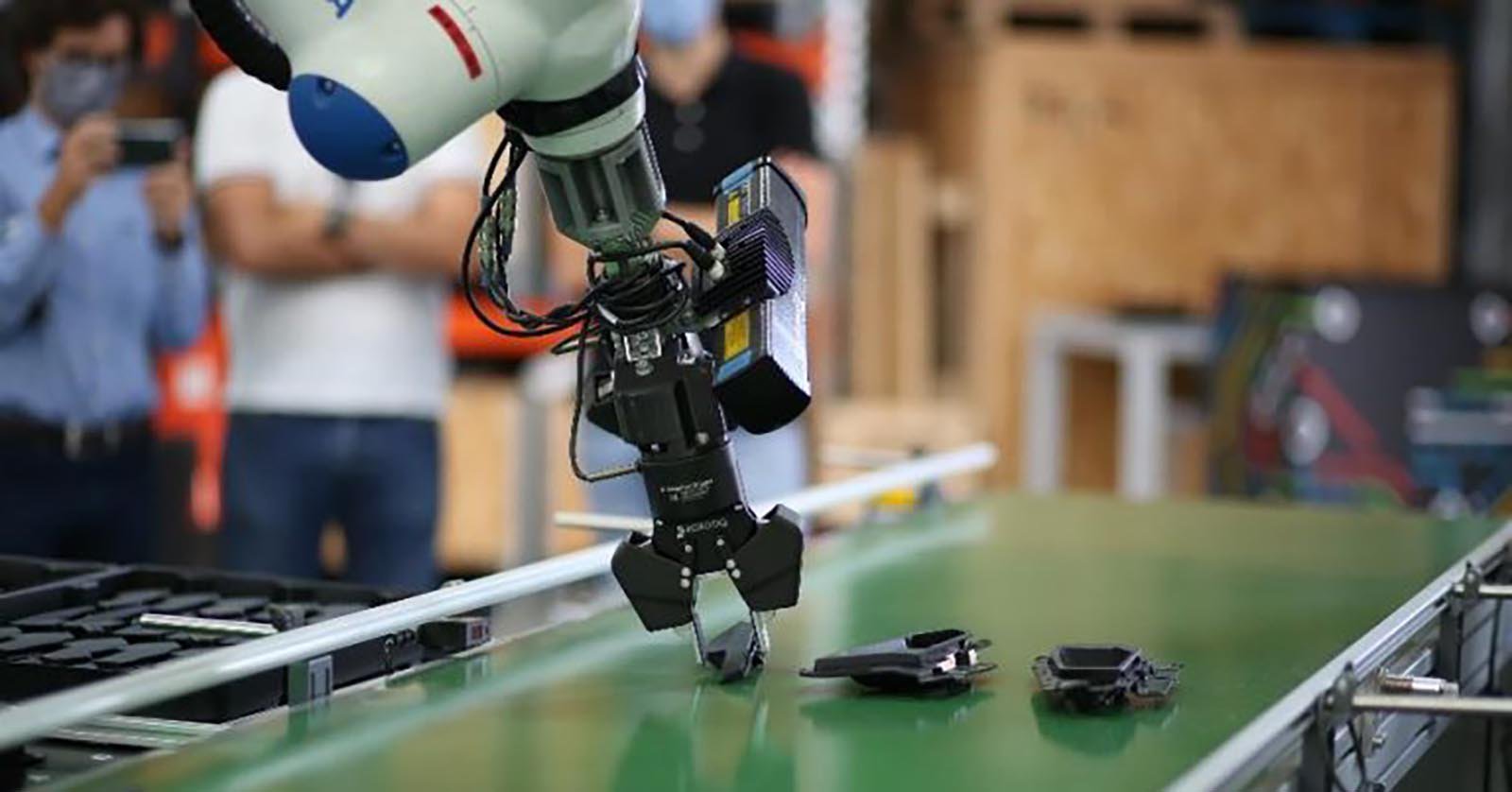 Robot arm handling small parts