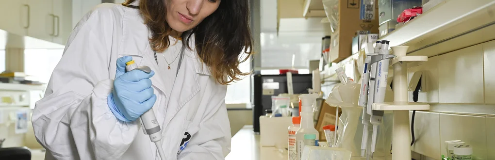 A FCUP researcher working in a laboratory