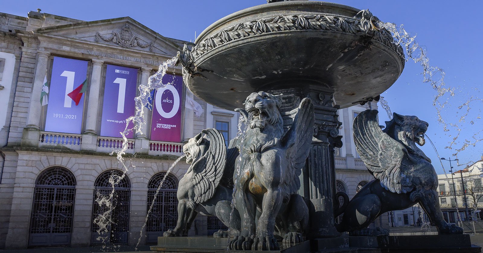 Fotografia da Reitoria e da fonte dos leões no 110º aniversário da U.Porto