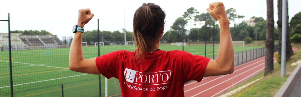 A U.Porto athlete in a champion's pose