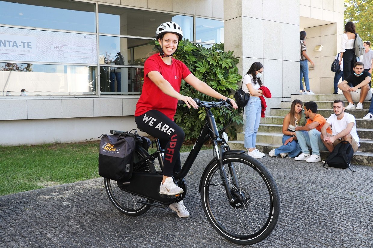 Uma estudante a usar uma bicicleta U.Bike