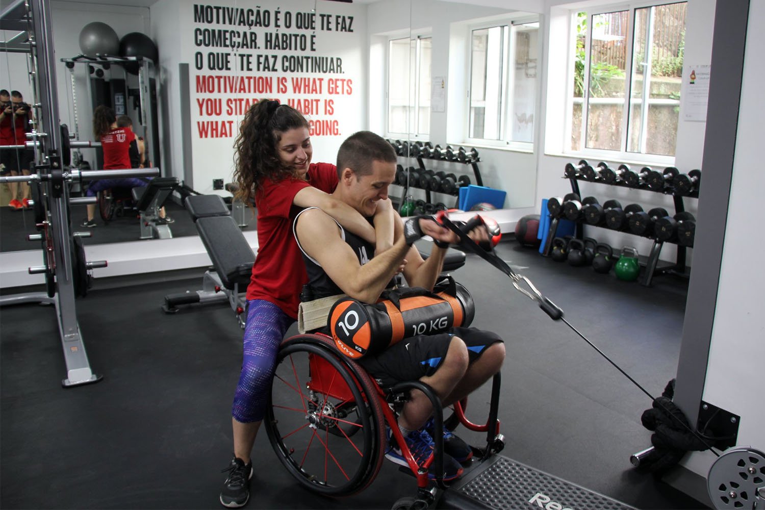 Treino de musculação para uma pessoa em cadeira de rodas