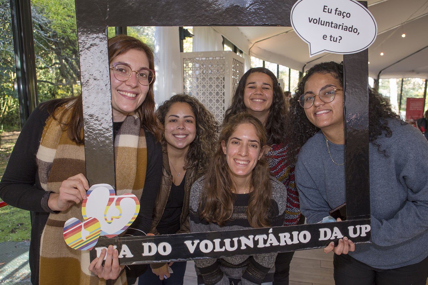 Cinco estudantes que fazem voluntariado posam para a fotografia no Dia do Voluntário